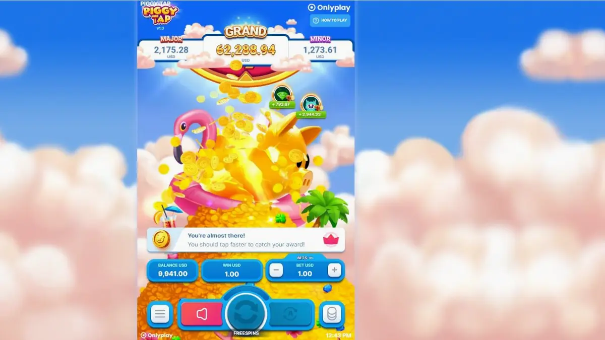 Isang masayang pink na baboy na nakasakay sa flamingo floaty sa Piggy Tap slot game.